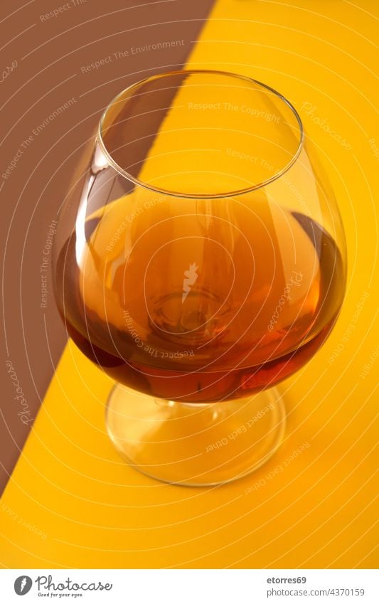 Cognac oder Whiskey trinken Alkohol alkoholisch Bar Getränk Bourbon Weinbrand braun klassisch coñac Glas liquide alt gelb