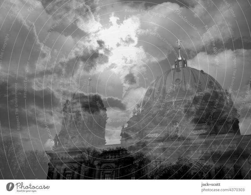 Berliner Dom in den Wolken Berlin-Mitte Gotteshäuser Sehenswürdigkeit Wolkenhimmel Doppelbelichtung Himmel Gegenlicht Sonne Silhouette Kuppeldach Architektur