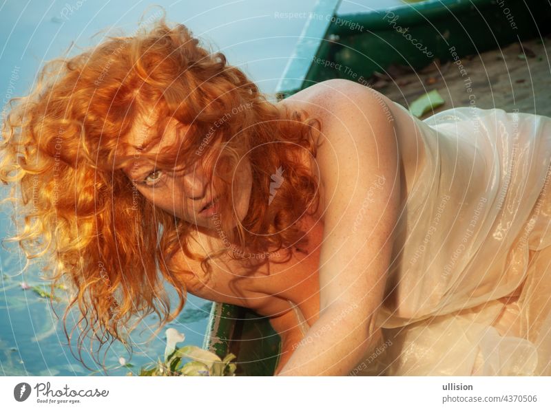 Porträt der schönen verführerischen sexy Frau mit roten Haaren im Gesicht, in der goldenen Abendsonne in einem Boot romantisch traumhaft Stil Mode lockig hell