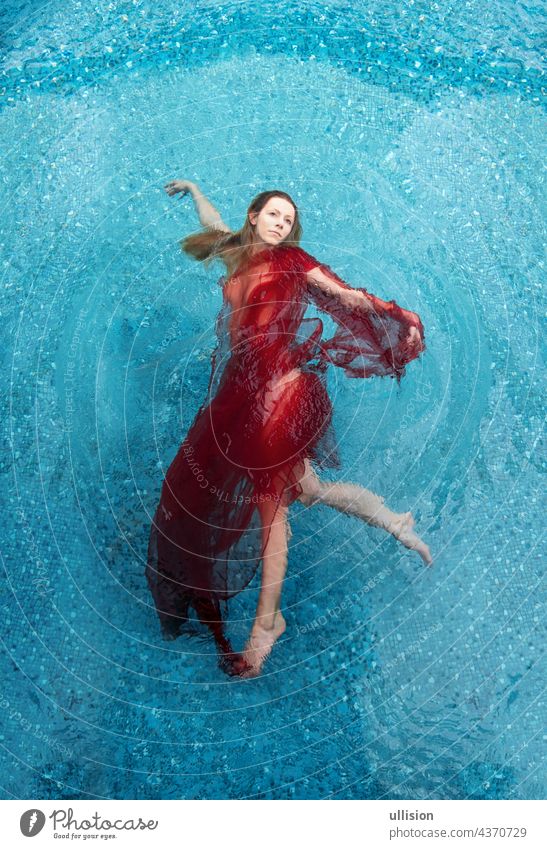 schöne junge Frau entspannt in rotem Kleid, Handtuch schwimmt fröhlich im türkisfarbenen Wasser im Pool, wie ein Spaziergang in der Luft, Kopie Raum
