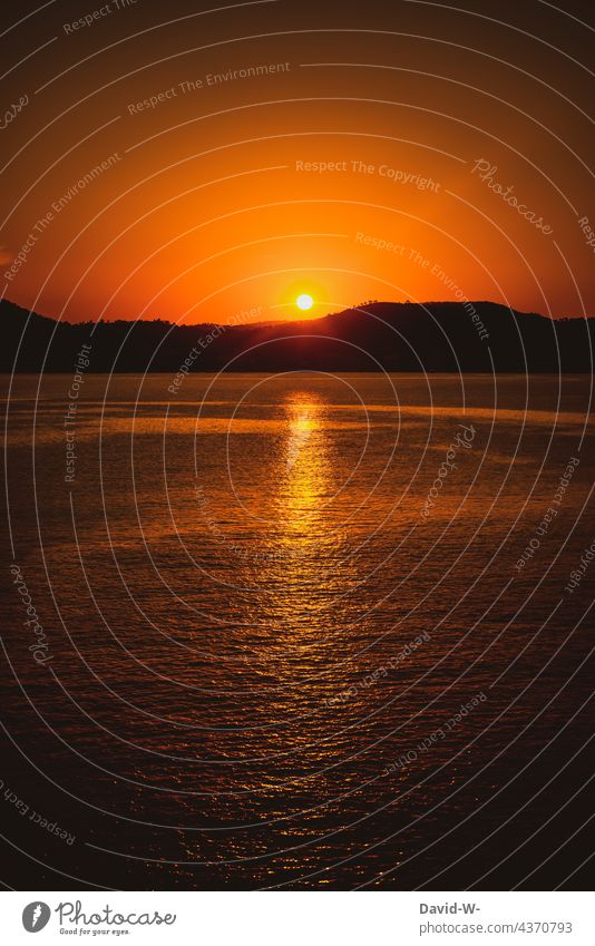 Sonnenuntergang am Meer Ozean orange leuchten Licht Reflexion & Spiegelung Sonnenstrahlen Sommerurlaub Insel atemberaubend