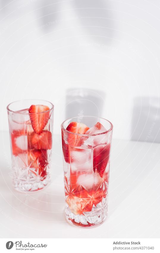 Glas mit kaltem Erdbeergetränk Erdbeeren trinken Eis Beeren frisch aufgießen Sommer natürlich Getränk Entzug Erfrischung lecker geschmackvoll Saft Vitamin