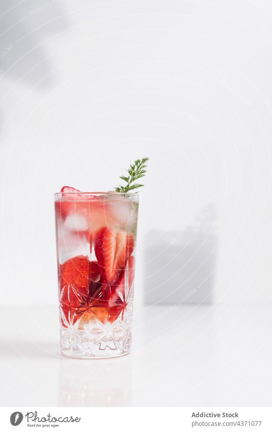 Entgiftungsgetränk mit frischer Erdbeere Erdbeeren aufgießen trinken Wasser Entzug kalt Glas Beeren Sommer Getränk natürlich Erfrischung lecker geschmackvoll