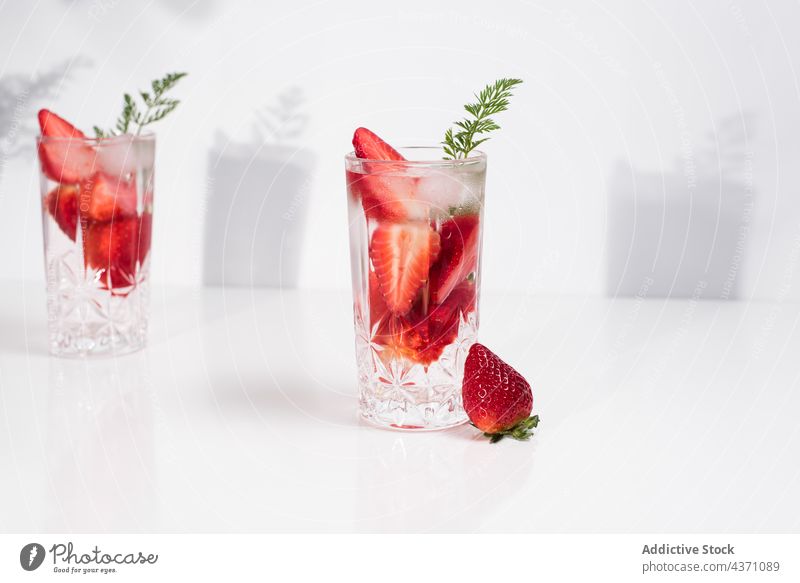 Glas mit kaltem Erdbeergetränk Erdbeeren trinken Eis Beeren frisch aufgießen Sommer natürlich Getränk Entzug Erfrischung lecker geschmackvoll Saft Vitamin