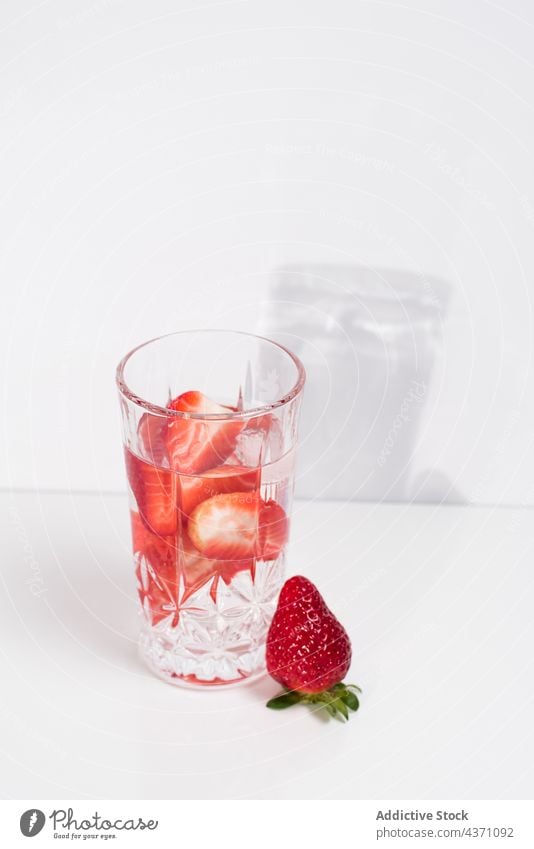 Entgiftungsgetränk mit frischer Erdbeere Erdbeeren aufgießen trinken Wasser Entzug kalt Glas Beeren Sommer Getränk natürlich Erfrischung lecker geschmackvoll