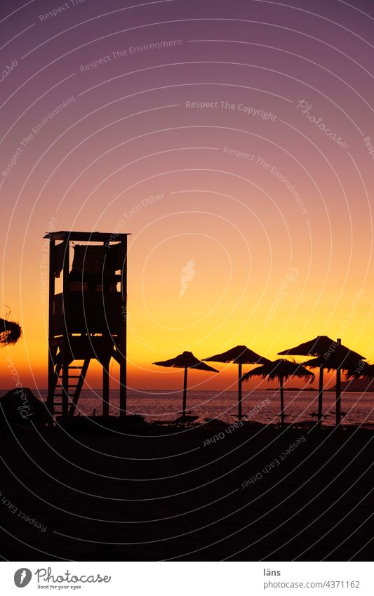 Sonnenuntergang am Strand Meer Abend Ferien & Urlaub & Reisen Abenddämmerung Sonnenschirm Küste Himmel Tourismus Menschenleer ruhig Dämmerung Kreta Griechenland