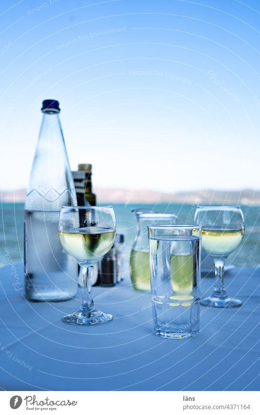 Wein und Wasser Getränke Weißwein Alkohol Weinglas Menschenleer Urlaub Kreta Meer