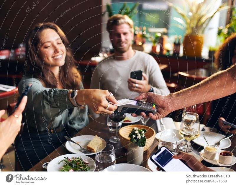 Frau zahlt mit Karte im Restaurant bezahlen berührungslos Postkarte jung Rechnung Technik & Technologie Anschluss im Innenbereich Tag Veranstaltungsort