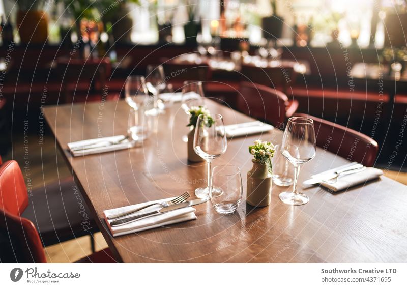 Gläser und Besteck auf dem Tisch im Restaurant Glas Abendessen leer Gastfreundschaft Lebensmittel trinken niemand im Innenbereich Tag Veranstaltungsort dine