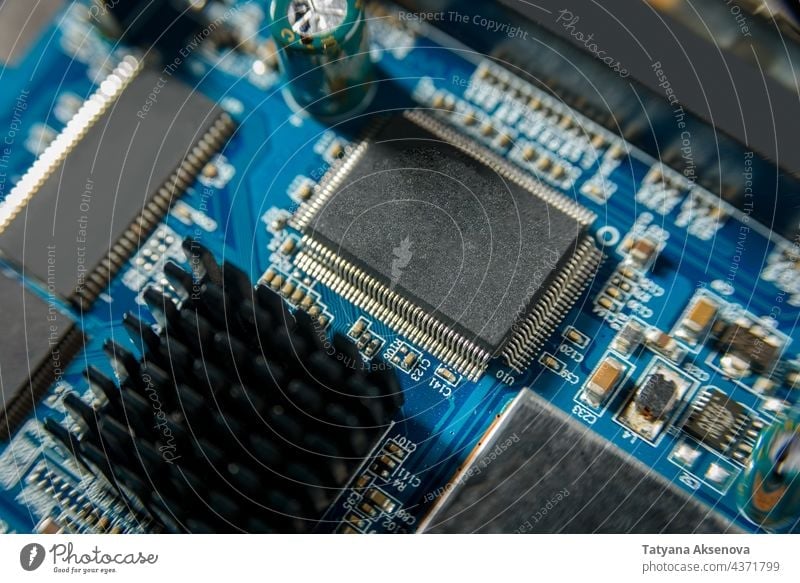 Mikroschaltkreis mit Chip in Nahaufnahme elektronisch Computer Technik & Technologie Hardware Schaltkreis Mikrochip Motherboard Prozessor Engpass Halbleiter