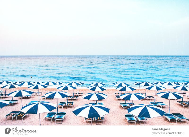 Liegestühle und Sonnenschirme am leeren Strand MEER reisen Sommer Hintergrund Feiertag Grafik u. Illustration Vektor Design Himmel Boot tropisch Schiff winken