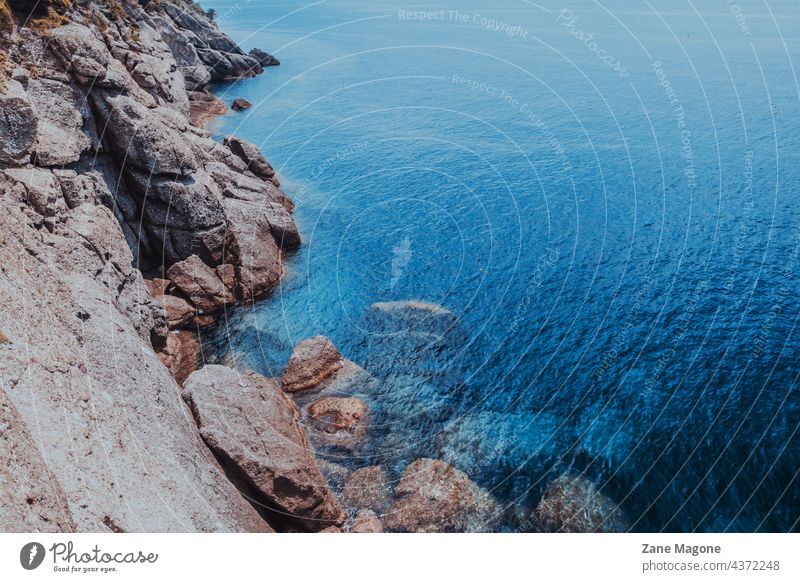 Gesättigtes dunkelblaues Meer und felsige Klippen Steine MEER Italien Portofino Blaues Meer gesättigtes Blau Seeküste Ufer Strände italien strand