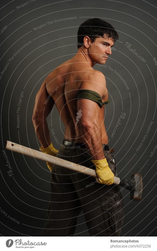 Der sexy Bauarbeiter hält einen Vorschlaghammer Konstruktion gutaussehend sexy Kerl Erwachsener Mut Muskel muskulös stark passen reichlich Körper Typ Gesundheit