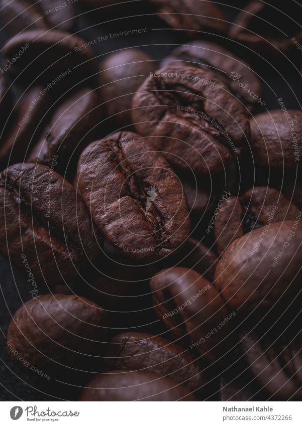 Kaffee Kaffeebohnen Makro Bohnen Nahaufnahme Genuss Koffein Wach Heiß aromatisch Getränk braun Closeup Lebensmittel Lebenselexier Kaffeepause Frühstück Morgen