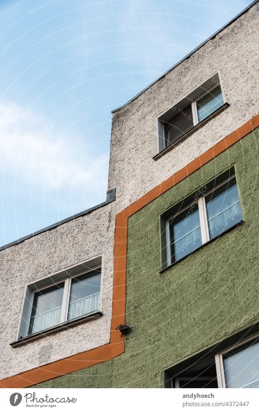 Eine orangefarbene Linie trennt die Fassade des Hauses Unterkunft Appartement Appartements architektonisch Architektur Gebäude Großstadt Konstruktion Design