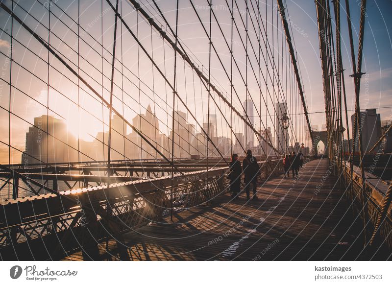 Brooklyn Bridge bei Sonnenuntergang, New York City. New York State Manhattan amerika Brücke Spaziergang Großstadt Skyline Menschen USA Wolkenkratzer Stadtbild