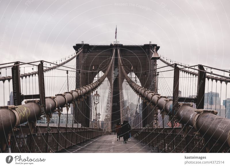 Brooklyn Bridge, New York City. New York State Manhattan amerika Brücke Spaziergang Großstadt Menschen Skyline USA Wolkenkratzer Mann Stadtbild beleuchtet