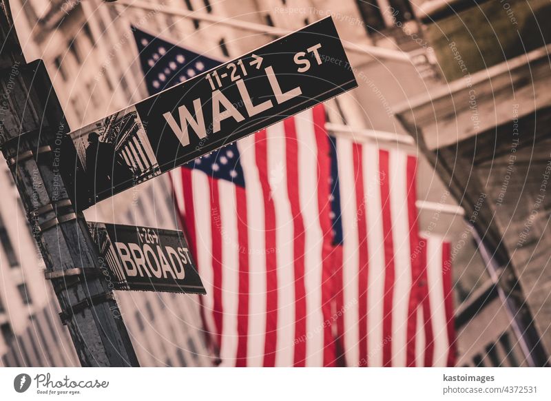 Wall-Street-Schild in New York mit amerikanischen Flaggen und New York Stock Exchange im Hintergrund Wall Street New York State Börse Brühe Fahne Banking Straße