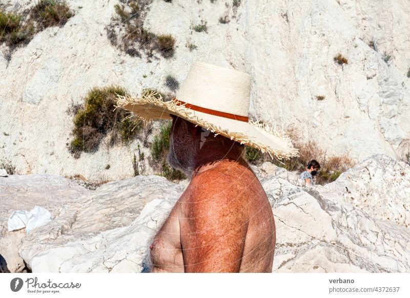 älterer Mann am Strand mit Hut, nackter Oberkörper Urlaub Senior Glück MEER Ruhestand Feiertag Kaukasier in den Ruhestand getreten Menschen Sand Freizeit