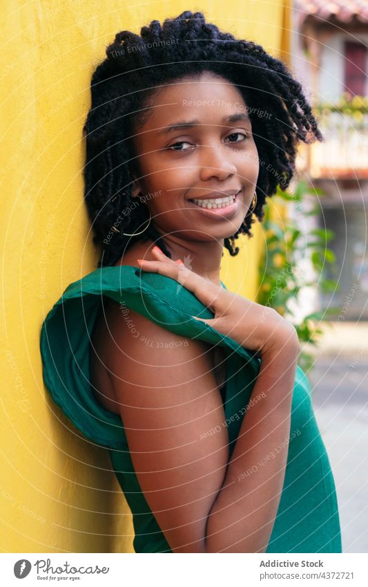 Close up Porträt der schönen lächelnden jungen schwarzen Frau lea Lachen Afrikanisch Menschen Glück Amerikaner Model Dame Ethnizität Afro-Look Lächeln außerhalb