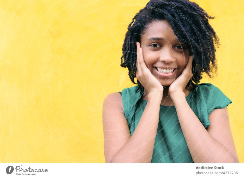 Porträt einer glücklichen jungen Frau auf der Straße Lachen Afrikanisch Menschen Glück Amerikaner Model Dame Ethnizität Afro-Look schön Lächeln Fröhlichkeit