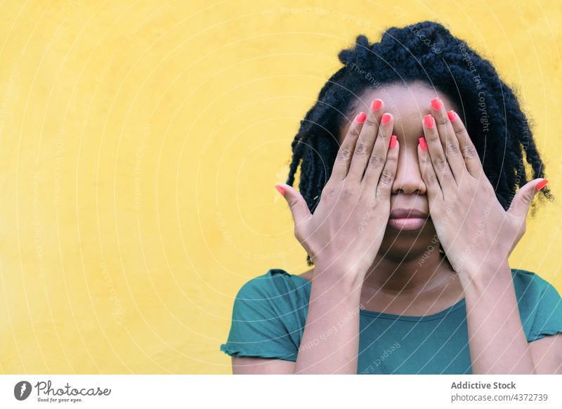 Porträt einer afrikanischen Frau, die ihre Augen auf der Straße bedeckt Afrikanisch Menschen Glück Amerikaner Model Dame Ethnizität Afro-Look jung Mädchen