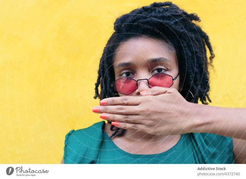 Frau bedeckt ihren Mund mit der Hand Schönheit Afrikanisch Model Menschen Amerikaner Afro-Look ethnisch lockig gemischt Porträt schwarz hübsch überrascht Person