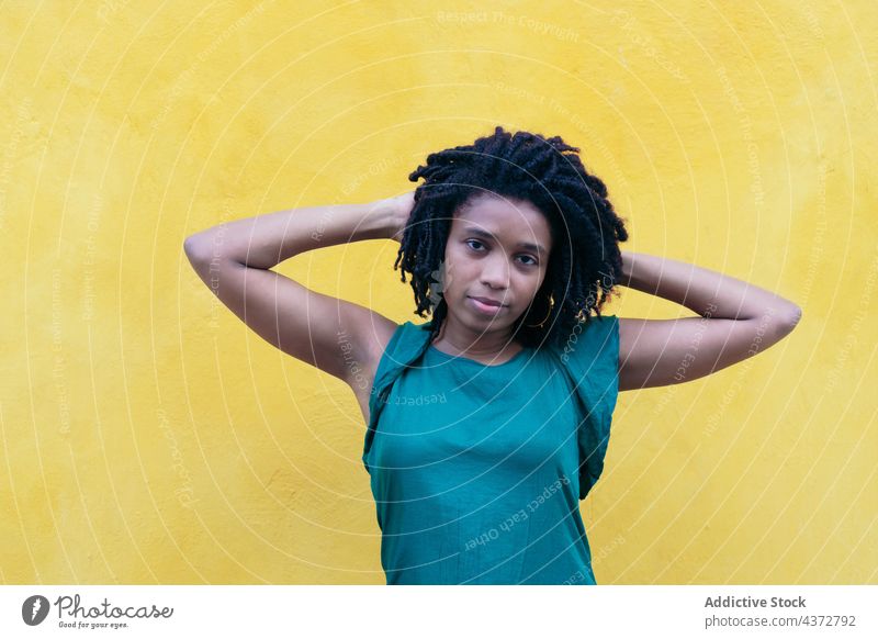 Porträt einer jungen Frau mit Dreadlocks auf der Straße Afrikanisch Menschen Glück Amerikaner Model Dame Ethnizität Afro-Look Lehnen Schönheit Wand Fröhlichkeit