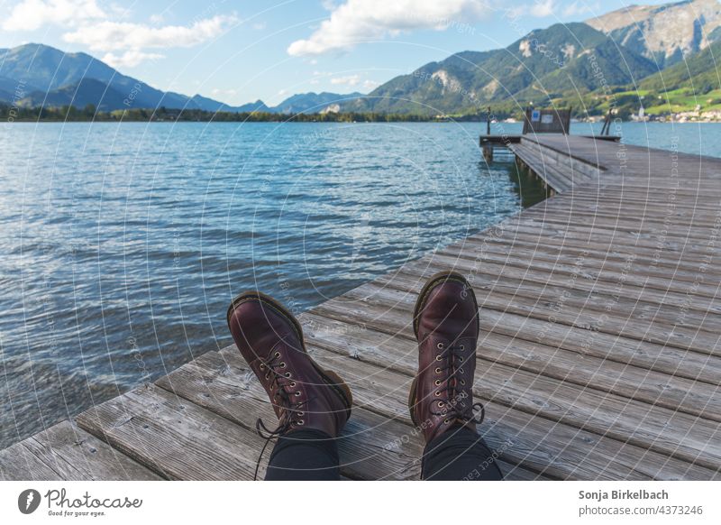 Die Seele baumeln lassen - Steg am Wolfgangsee in Österreich Schuhe Beine Landschaft relaxen entspannen Auszeit Natur Wasser Europa Tag Außenaufnahme Seeufer