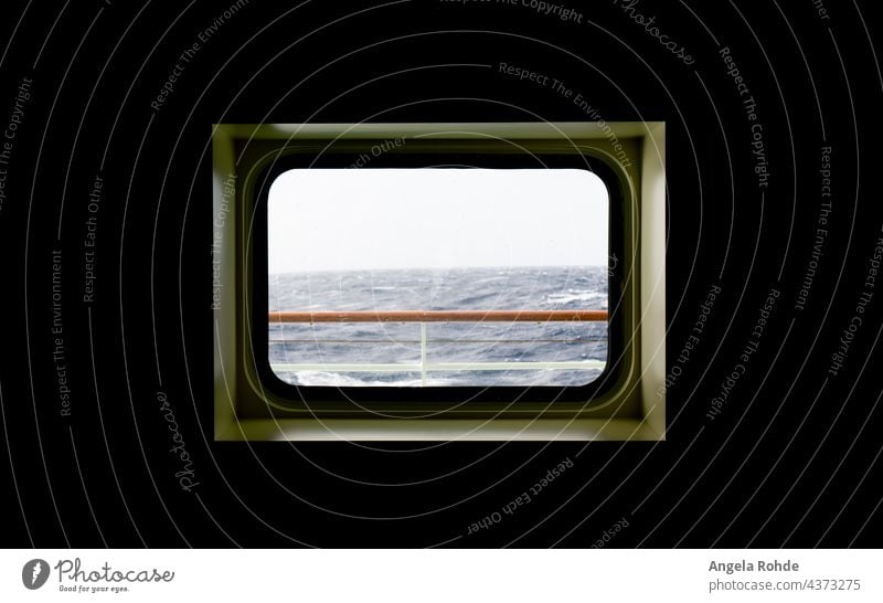 Blick aus einem Kabinenfenster eines Kreuzfahrtschiffes auf die stürmische See Fenster Atlantik Meereswellen Ozean-Horizont Geplätscher wild dramatisch Wellen