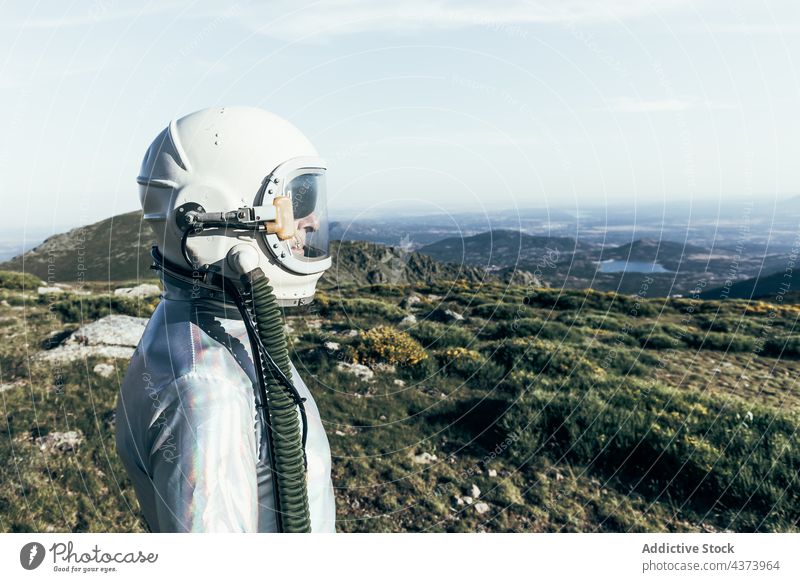 Selbstbewusster Raumfahrer auf dem Lande Landschaft selbstbewusst Missionsstation Mut Konzept Hochland erkunden Wissenschaft Raumanzug männlich Astronaut