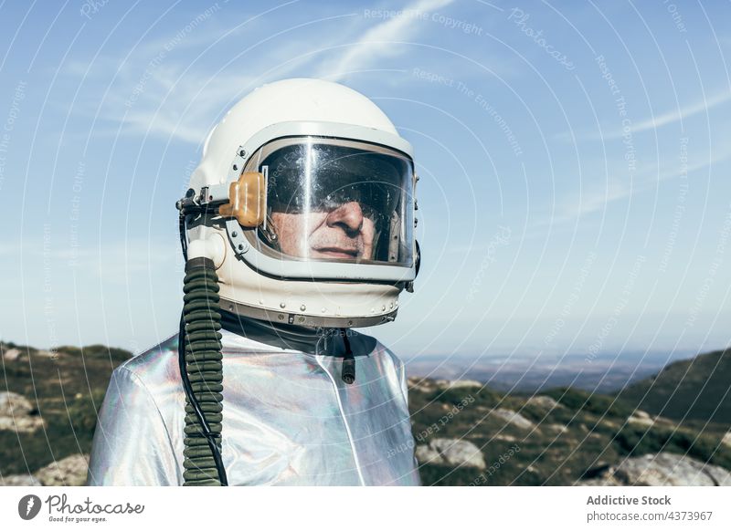 Selbstbewusster Raumfahrer auf dem Lande Landschaft selbstbewusst Missionsstation Mut Konzept Hochland erkunden Wissenschaft Raumanzug männlich Astronaut