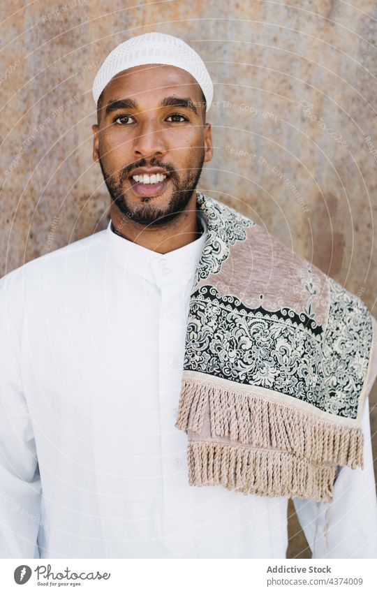 Muslimischer Mann in traditioneller Kleidung Islam muslimisch ethnisch arabisch Porträt Tradition Kultur Wand Grunge Religion Kleidungsstück Vorschein