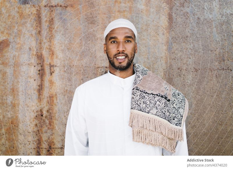 Muslimischer Mann in traditioneller Kleidung Islam muslimisch ethnisch arabisch Porträt Tradition Kultur Wand Grunge Religion Kleidungsstück Vorschein