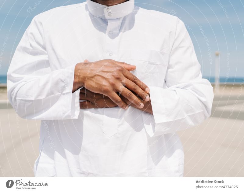 Muslimischer Mann betet am Strand muslimisch arabisch Islam beten Religion Tradition Kultur Vorleger Ritual Anbetung heilig männlich ethnisch authentisch Sand