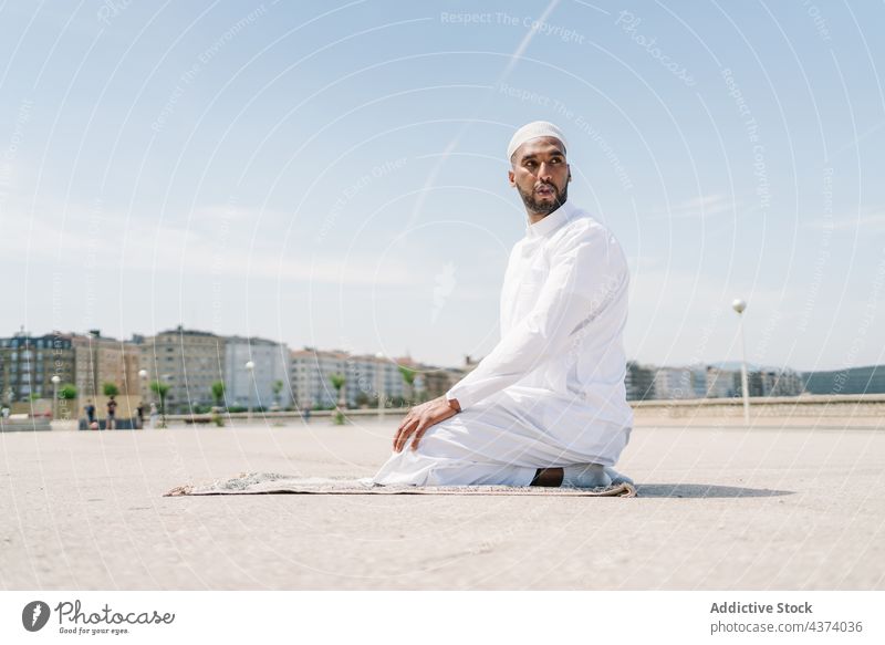 Muslimischer Mann betet auf der Straße muslimisch arabisch Islam beten Religion Tradition Kultur Vorleger Ritual Anbetung heilig männlich ethnisch authentisch