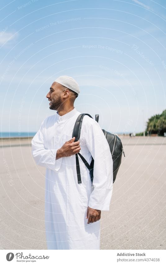Muslimischer Mann mit Rucksack am Strand arabisch muslimisch Islam ruhen Sommer Wochenende ausrichten Lächeln Glück Tradition männlich positiv Freude Feiertag