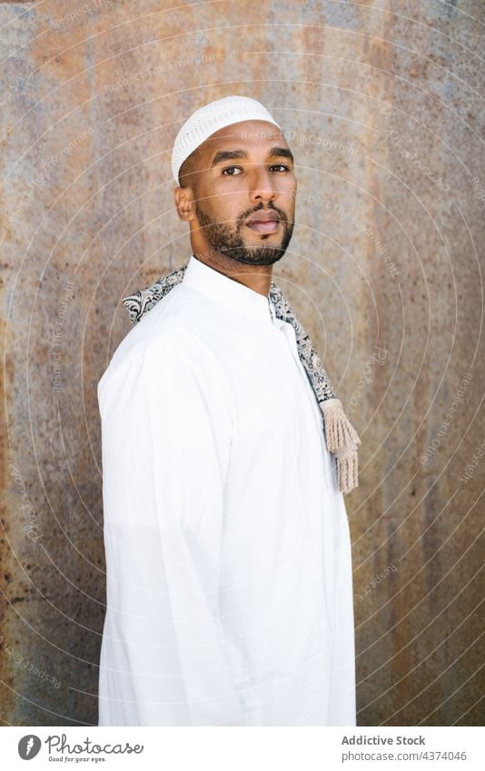 Muslimischer Mann in traditioneller Kleidung Tradition Kultur Wand Grunge Religion Kleidungsstück Vorschein Porträt Außenseite männlich Gebäude Islam muslimisch