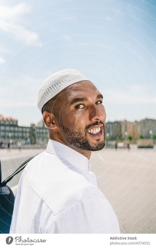 Muslimischer Mann in traditioneller Kleidung Islam muslimisch ethnisch arabisch Porträt Tradition Kultur Religion Kleidungsstück Vorschein Außenseite männlich