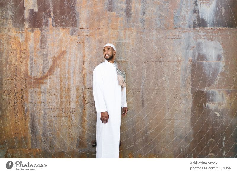 Muslimischer Mann in traditioneller Kleidung Islam muslimisch ethnisch arabisch Tradition Kultur Wand Grunge Religion Kleidungsstück Vorschein Außenseite