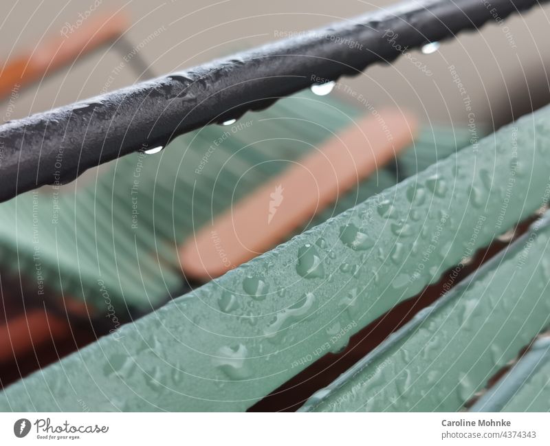 Wassertropfen auf einem grünen Stuhl Regen Tropfen nass Nahaufnahme Makroaufnahme Natur Detailaufnahme feucht Reflexion & Spiegelung Unschärfe Sommer Tag