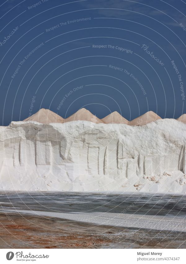 Weißer Salzberg im Kontrast zum blauen Himmel. montaña Salinas Yachthafen Sal Lebensmittel Die Salzindustrie Außenaufnahme Berge u. Gebirge