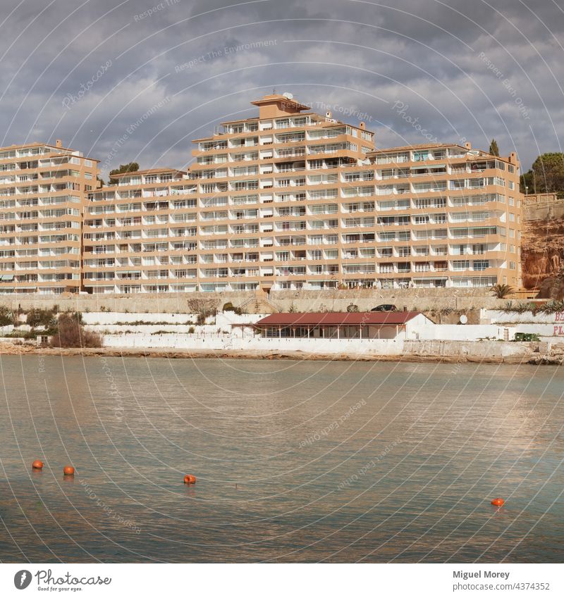 Mehrfamilienhaus an der Küste, als Beispiel für die Zerstörung der Mittelmeerküste Haus Wohnhaus Wohngebiet Fassade Fenster nachhaltiger Fremdenverkehr