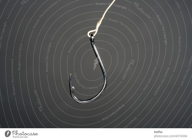 Angelhaken aus Stahl vor dunklem Hintergrund angeln Haken Angeln einfach abstrakt Genauigkeit Angelköder Köder fangen Freizeit & Hobby Fisch Arbeitsgeräte