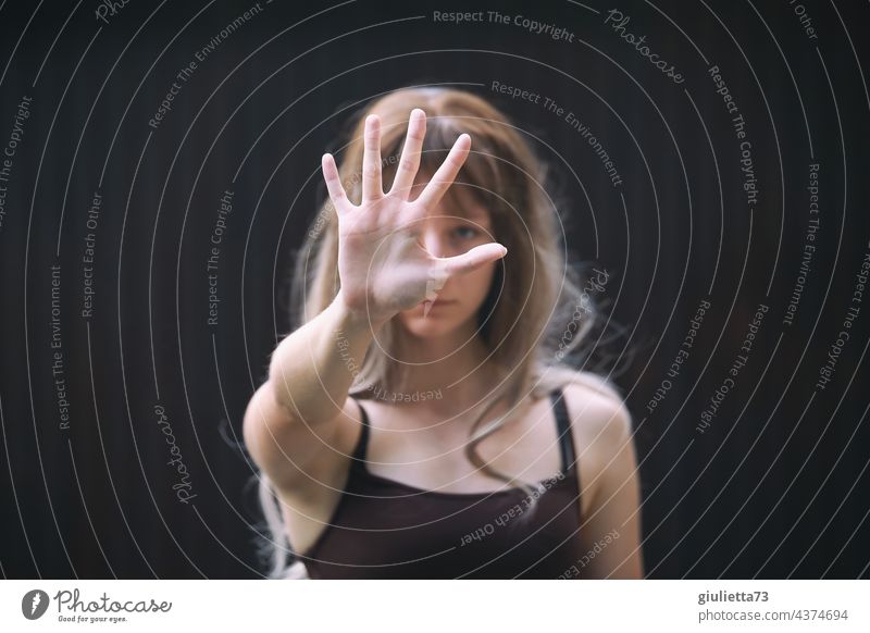 Porträt über Gewalt gegen Frauen | Junge Frau symbolisiert: Nein - Stopp - Halt , indem sie die Hand vor sich ausstreckt feminin Jugendliche Außenaufnahme