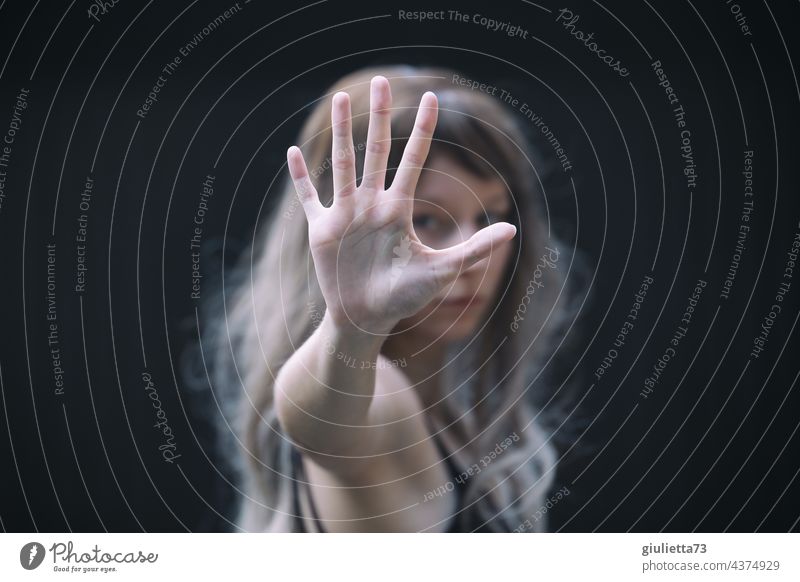 Porträt über Gewalt gegen Frauen | Junge Frau symbolisiert: Nein - Stopp - Halt , indem sie die Hand vor sich ausstreckt Blick in die Kamera 13-18 Jahre Block