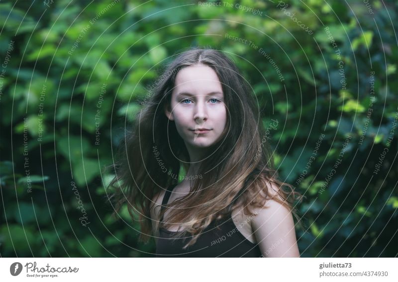 Sommerliches Porträt eines langhaarigen Teenager Mädchens, Naturschönheit Farbfoto Blick in die Kamera Außenaufnahme grün 13-18 Jahre 15 16 16 Jahre