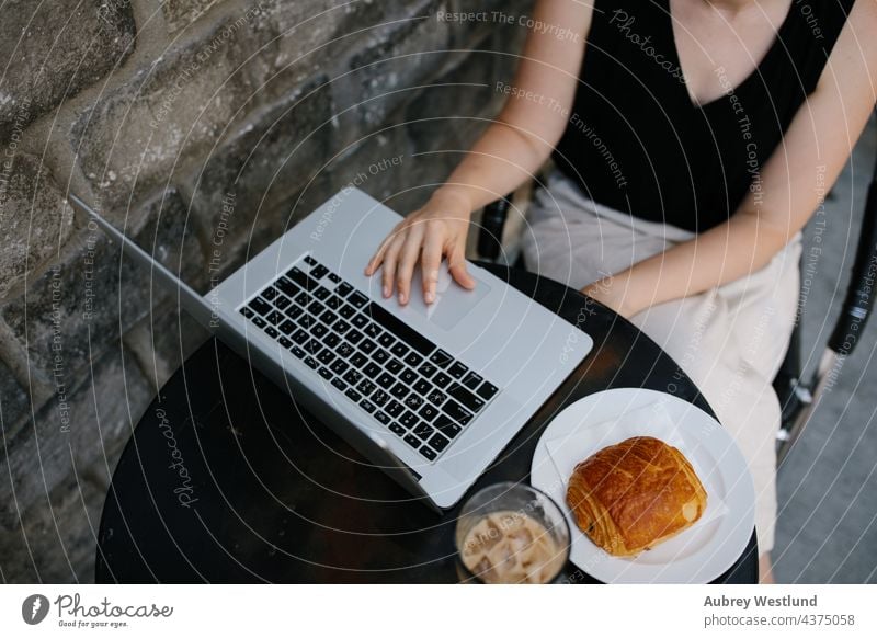 Junge berufstätige Frau, die aus der Ferne von einem Café aus arbeitet 25-30 30-35 Jahre Erwachsener Amerikaner Blogger blond Chef Kaukasier Kaffee Kaffeehaus