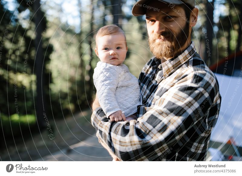 Vater und kleine Tochter beim Zelten im Wald 25-30 30-35 30-40 Baby Vollbart Bonden Kalifornien Lager Wohnmobil Camping Campingplatz Kaukasier Stuhl Kind
