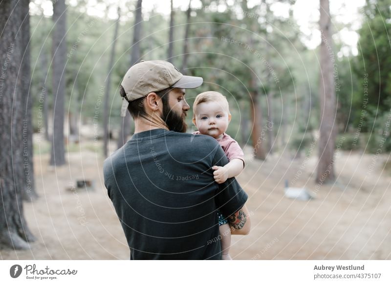 Vater trägt seine kleine Tochter auf einem Spaziergang durch den Wald 25-30 30-35 30-40 Baby Vollbart Bonden Kalifornien Lager Wohnmobil Camping Campingplatz